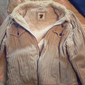 Coat with adjustable sleeves